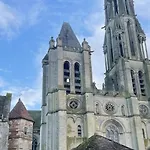 Notre Dame De By La Boite En Санлис